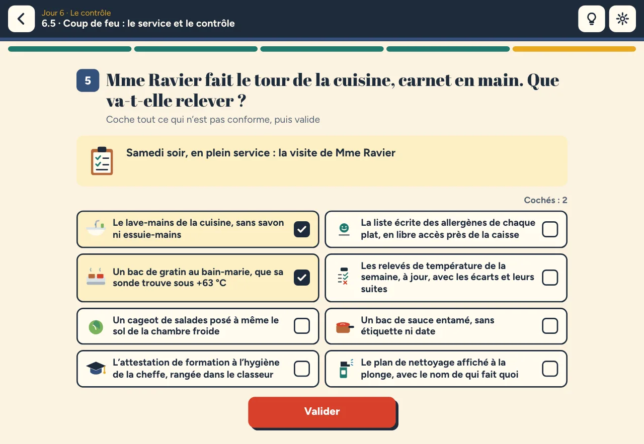Niveau 6.5 « Coup de feu : le service et le contrôle » : Mme Ravier fait le tour de la cuisine, huit constats dont deux sont cochés