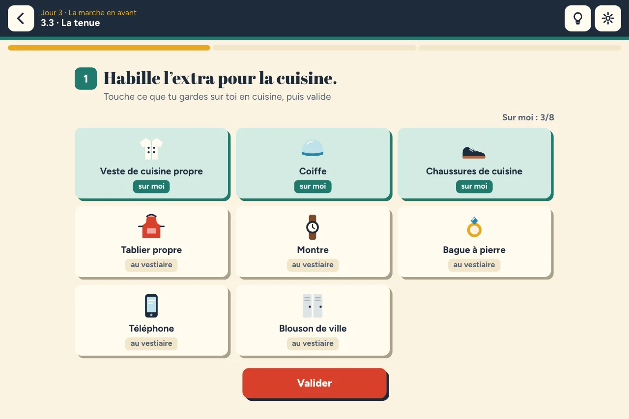 Niveau 3.3 « La tenue » : huit objets, la veste, la coiffe et les chaussures de cuisine sont gardées, le reste part au vestiaire