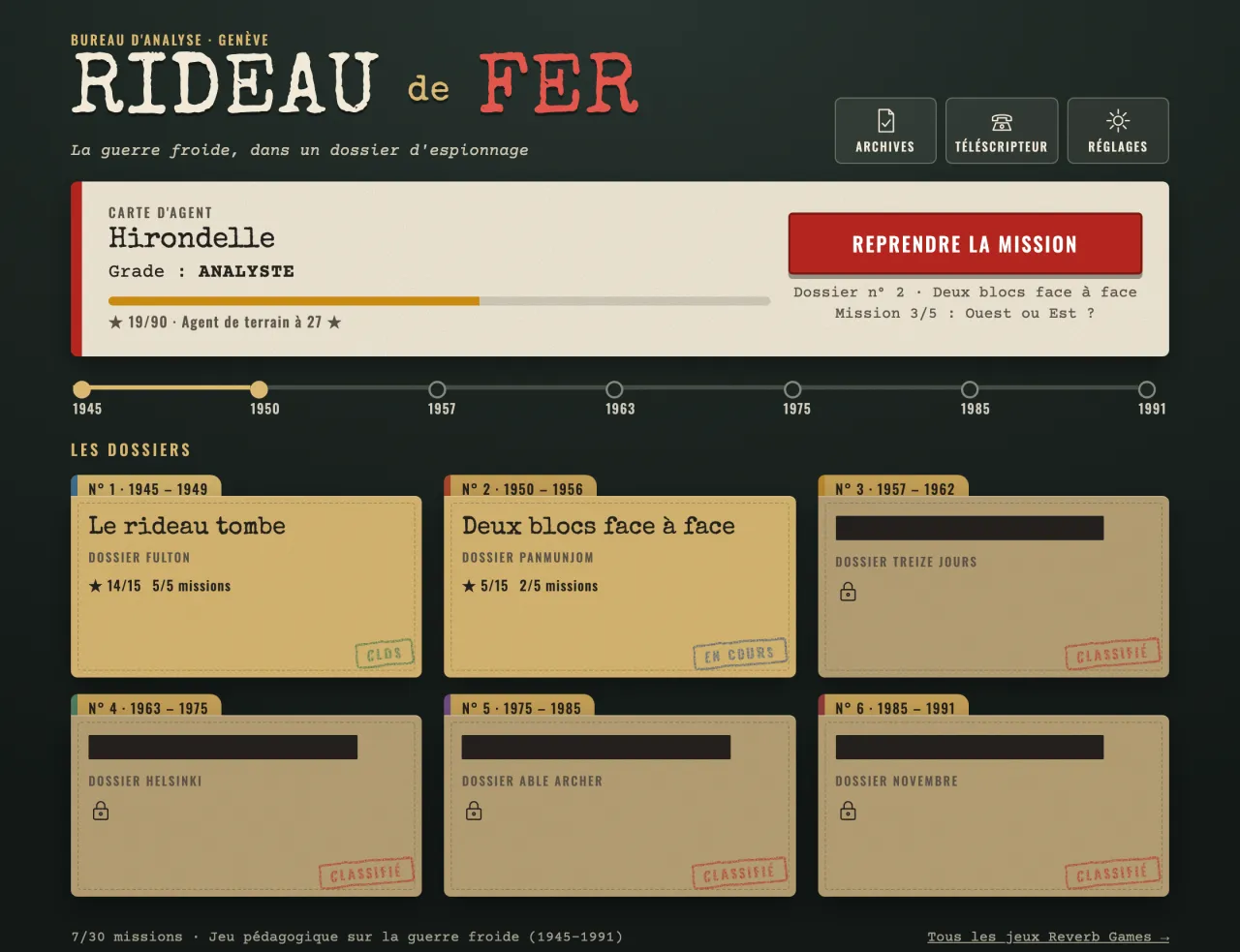 Le bureau du jeu : carte d'agent de Hirondelle, grade Analyste, frise 1945-1991 et six chemises dont quatre classifiées